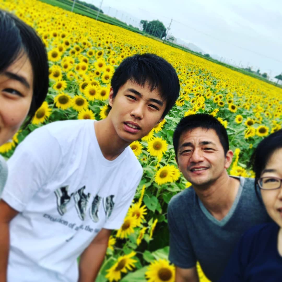 The Imamura family in front of sunflower fields and tea fields in Kirishima, Kagoshima, Japan (今村家・ひまわり畑と茶畑をバックにした家族写真)