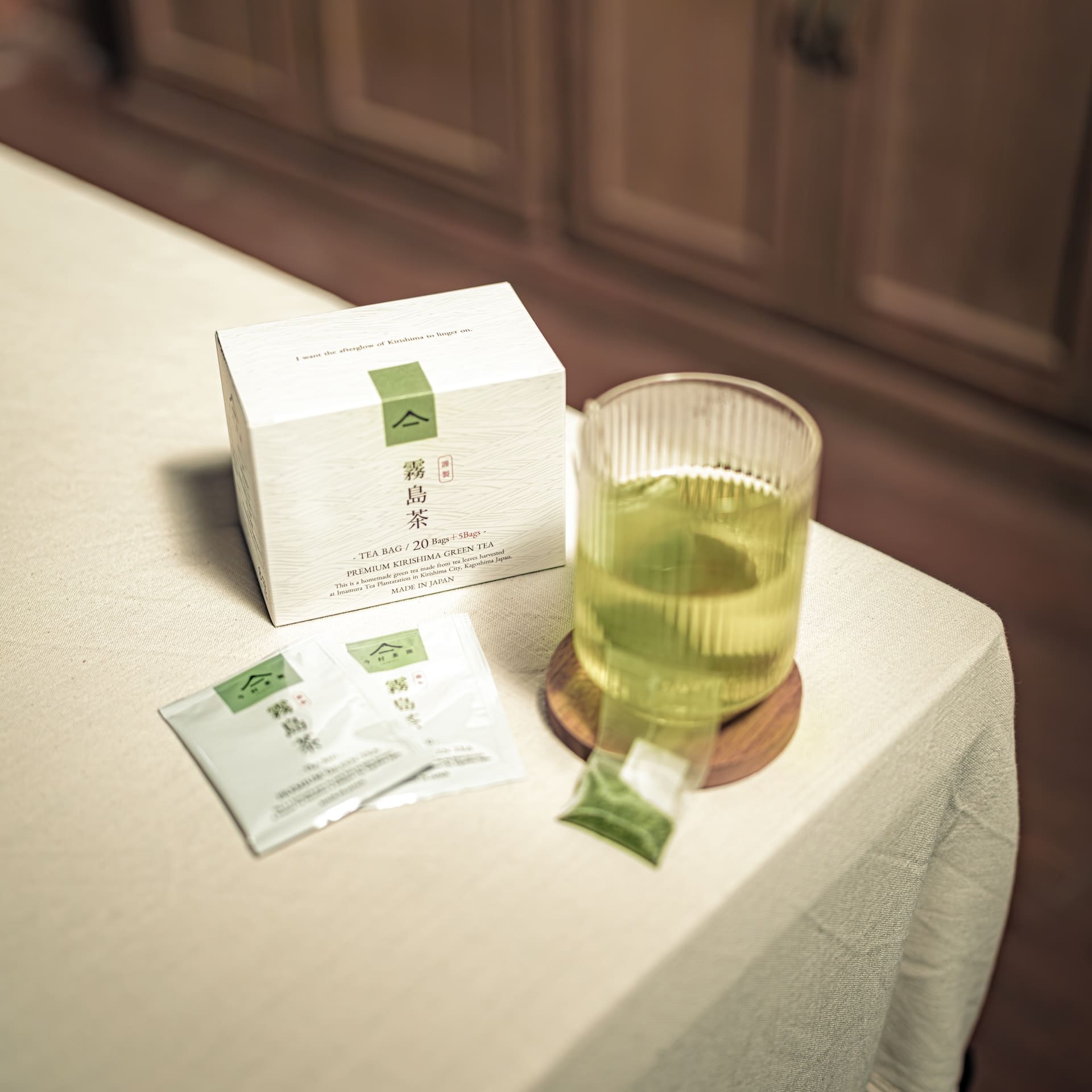 霧島茶ティーバッグの化粧箱と個包装、淹れた煎茶のグラス / Kirishima tea bag box, sachets and brewed green tea, Kagoshima - 今村茶園