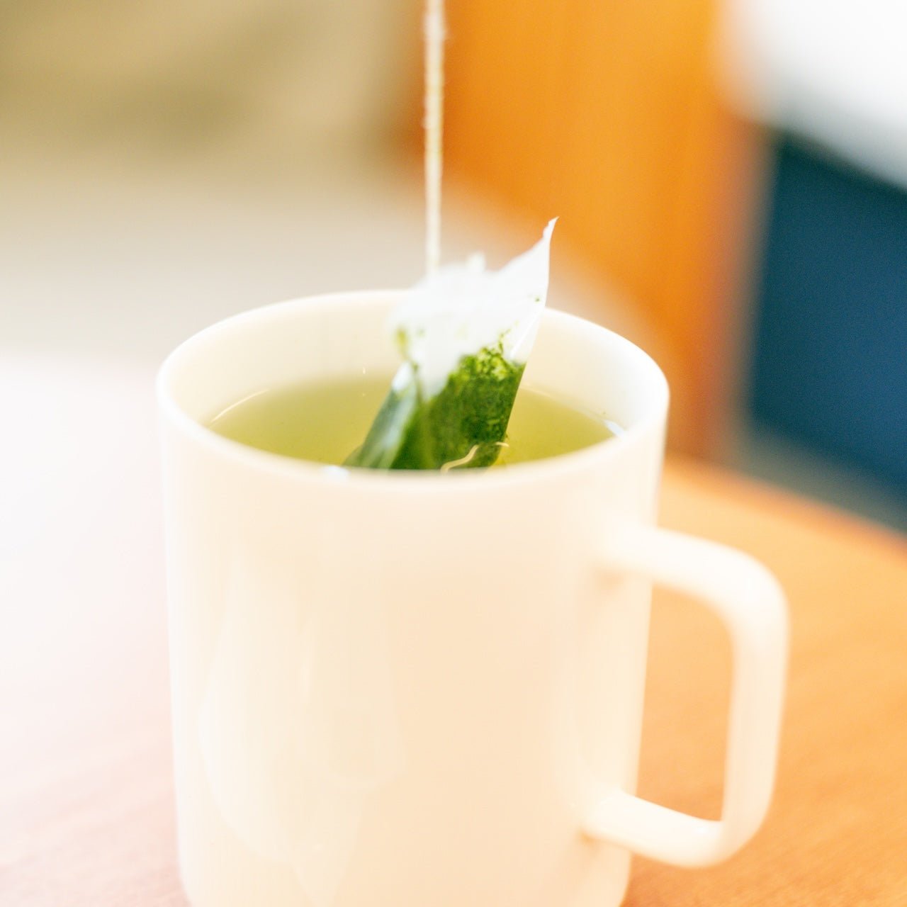 白いマグカップで霧島茶ティーバッグを浸出させる様子 / Steeping a Kirishima green tea bag in a white mug, Kagoshima - 今村茶園