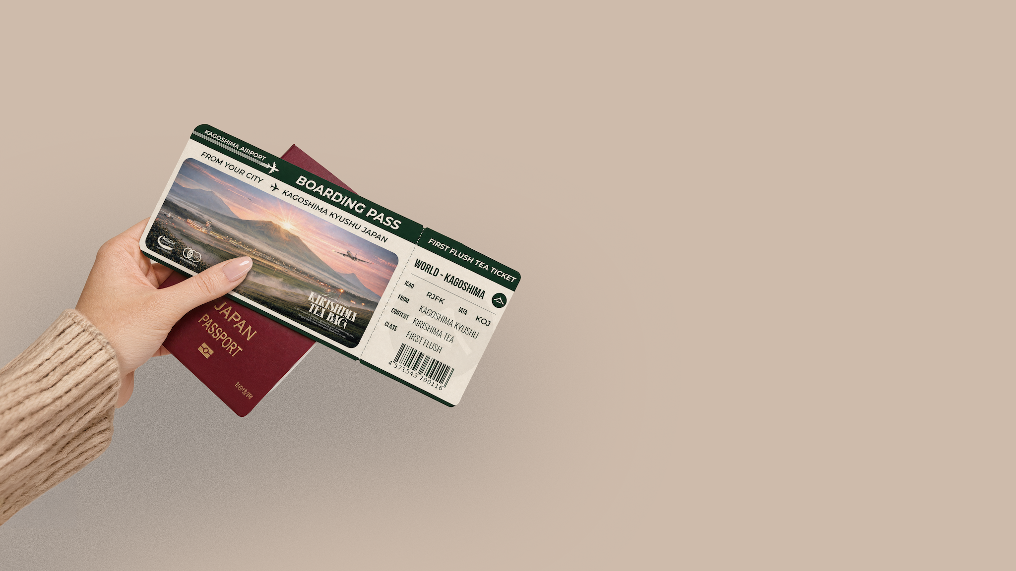 パスポートと重ねて手に持つ搭乗券型ティーバッグ「BOARDING PASS」トップページバナー（デスクトップ） / Boarding pass tea bag held with a Japan passport, homepage banner - 今村茶園