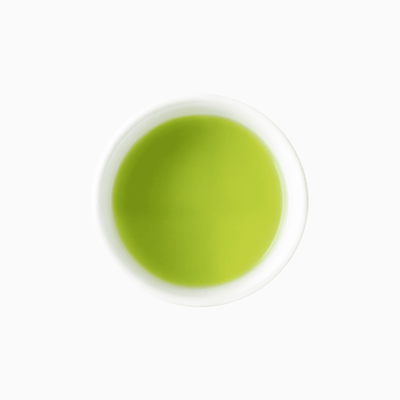 淹れた緑茶の鮮やかな緑の水色（白いカップ・真上から）霧島茶 / Vivid green liquor of brewed Kirishima green tea, Kagoshima - 今村茶園