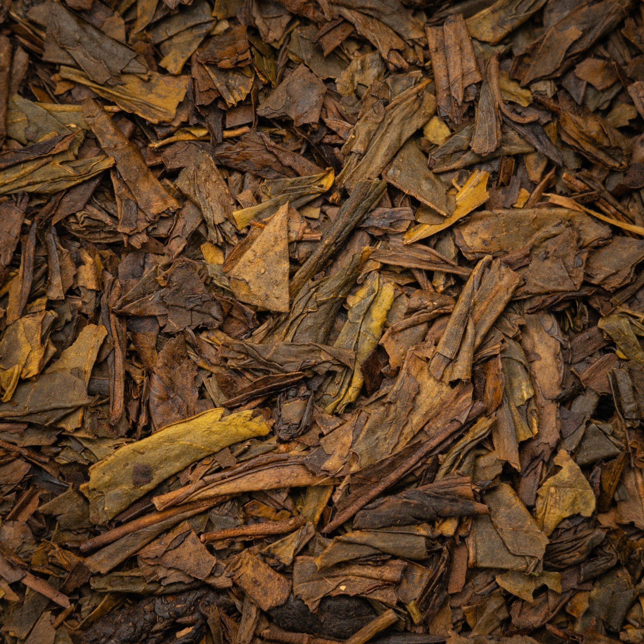 ほうじ茶の焙煎茶葉のクローズアップ（鹿児島県産霧島茶） / Close-up of roasted hojicha tea leaves, Kirishima tea from Kagoshima - 今村茶園