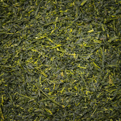 霧島産煎茶の茶葉アップ（深い緑の細い茶葉）/ Close-up of Kirishima sencha loose green tea leaves, Kagoshima - 今村茶園