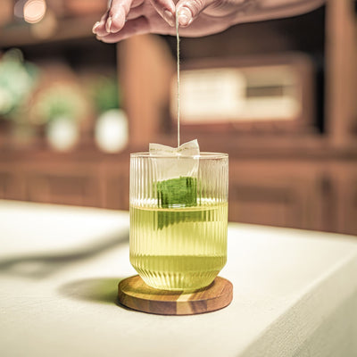 グラスでティーバッグの霧島煎茶を淹れる様子 / Steeping a Kirishima sencha tea bag in a glass, Kagoshima green tea - 今村茶園