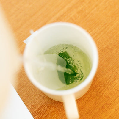 マグカップの霧島茶ティーバッグにお湯を注ぐ様子（真上から） / Pouring hot water over a Kirishima tea bag in a mug - 今村茶園