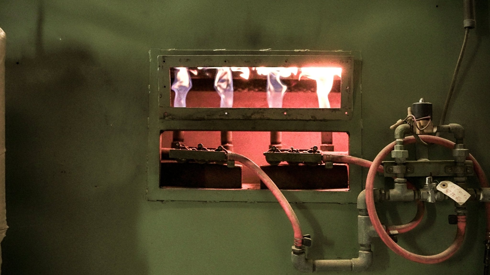 火入れ機の炎｜霧島茶の香りを引き出す火入れ工程 / Flames of the hiire roasting machine that brings out Kirishima tea's aroma - 今村茶園